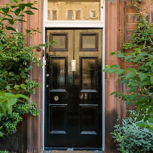 Apartment Beautiful, Traditional 2 Bedroom Main Door Flat, EDI